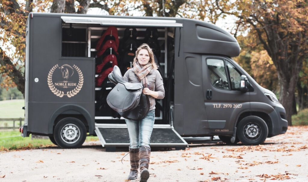 Tine fra Noble Ride og hendes sadelbus. 