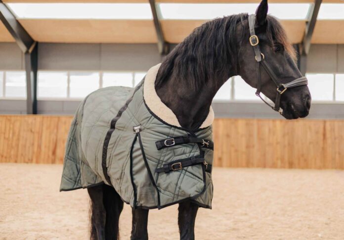 Catago FIR tech dækkener, i rideshal
